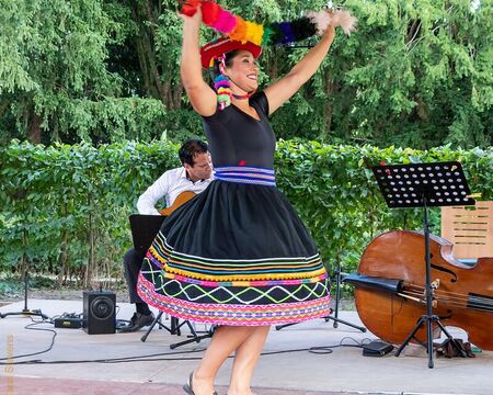 Musik und Tanz aus Peru; Kathy Molina / Tanz; Juan Carlos Navarro / Gitarre & Moderation;Foto: (c) Klaus Stevens Kaarst