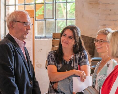 Hans Bernhard Zippelius im Gespräch mit Ausstellungsbesuchern