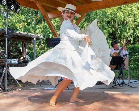 Kathy Molina / Tanz; Juan Carlos Navarro / Gitarre & Moderation; Foto: Copyright by Klaus Stevens Kaarst