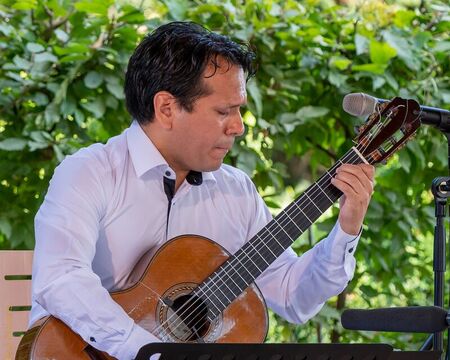 Musik und Tanz aus Peru; Juan Carlos Navarro / Gitarre & Moderation; Foto: (c) Klaus Stevens Kaarst