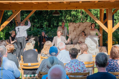 Oper im Espresso-Format im Tuppenhof-Garten. Foto: (c) Klaus Stevens