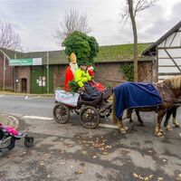 Der Nikolaus besucht in einer Kutsche die Kinder in Vorst; Foto: Klaus Stevens