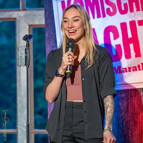 Jacqueline Feldmann bei der Komischen Nacht auf dem Tuppenhof; Foto: Copyright by Klaus Stevens Kaarst