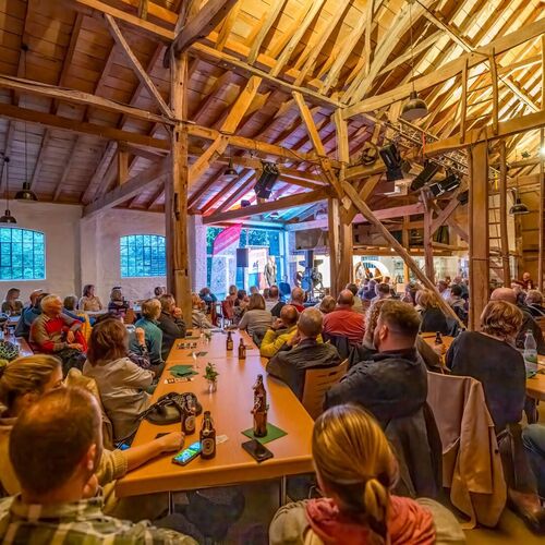 Volles Haus im Tuppenhof bei der Komischen Nacht; Foto: Copyright by Klaus Stevens Kaarst