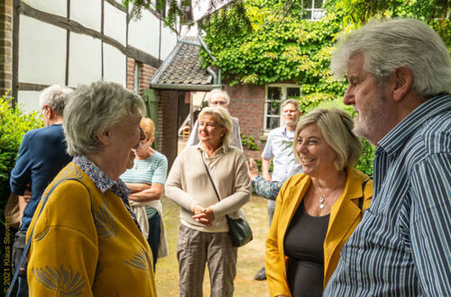 Eine Gedenkstele für die mittlerweile 13 verstorbenen ehrenamtlichen Helfer; Foto: (c) Klaus Stevens