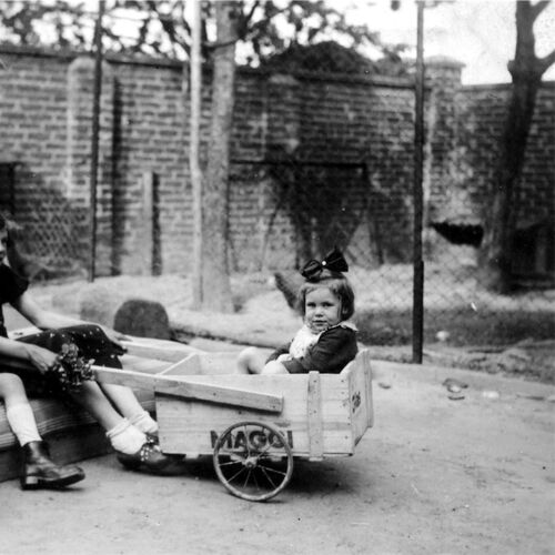 Eine alte Transportkiste wird zur Kinderschubkarre, Kaarst, 1930er Jahre. © Stadtarchiv Kaarst
