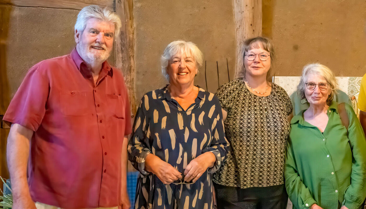 v.l.: Jürgen Rau (Geschäftsführer des Tuppenhofs), Dagmar Träger (Kulturausschuss-Vorsitzende), Dr. Britta Spies (Kuratorin), Margarete Schopen-Richter (Künstlerin und Autorin); Foto: (c) Klaus Stevens