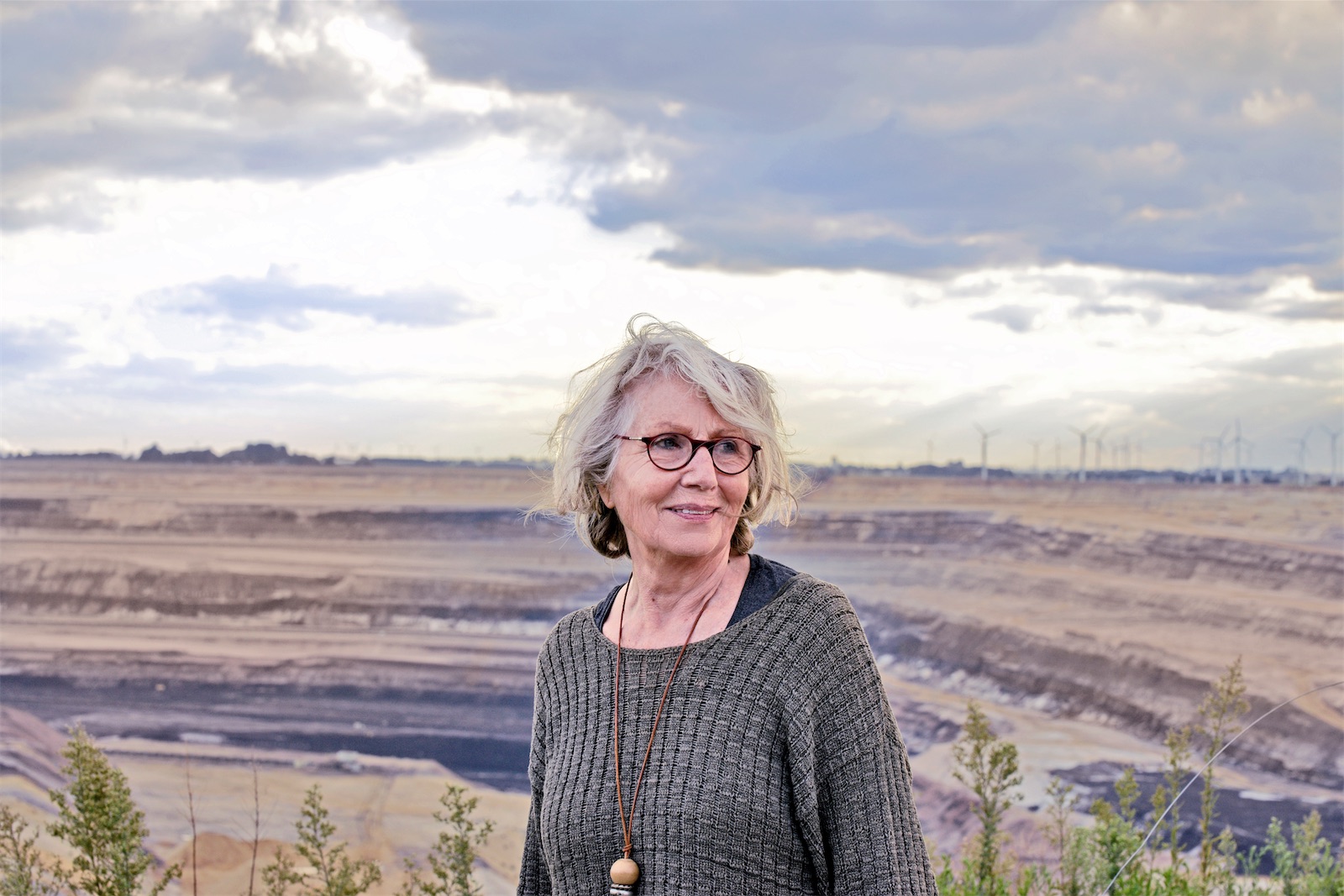 Margarethe Schopen-Richter vor dem Gebiet des Braunkohletagebaus; Foto: Volker Haas