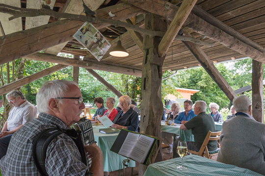 Offenes Singen mit Akkordeonbegleitung von traditionellen Volks- und Heimatliedern für JUNG + ALT; Foto: Klaus Stevens