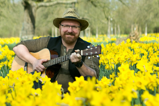 „Stefan Strohhut” singt und spielt mit Kindern ab 3 Jahren auf dem Tuppenhof