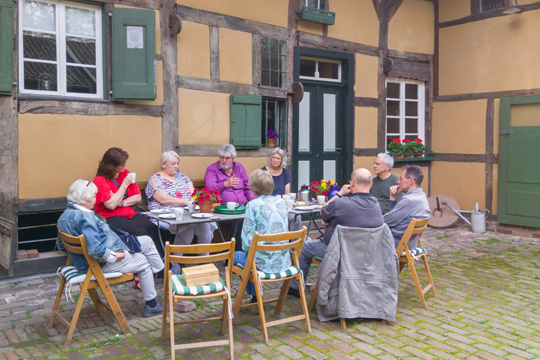 entspanntes Kennenlernen bei Kaffe und Kuchen im Tuppenhof Vorst