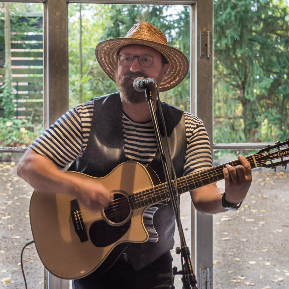 Stefan Strohhut singt und spielt mit Kindern