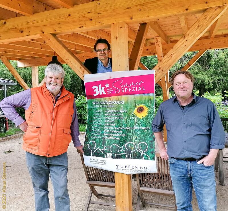 Jürgen Rau, Dieter Güsgen und Elmar Spinnen präsentieren das Veranstaltungsplakat auf dem Tuppenhof; Foto: (c) Klaus Stevens