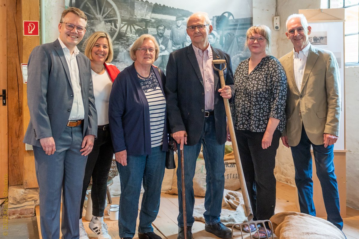 Ausstellungseröffnung im Tuppenhof mit Stadtarchivar Sven Woelke, Bürgermeisterin Uschi Baum, Ingrid und Hans Bernhard Zippelius, Nachfahren des früheren Kreisgartenbauinspektors Adalbert Zippelius, Kuratorin Dr. Britta Spies und Dr. Winfried Kluth, 1. Vo