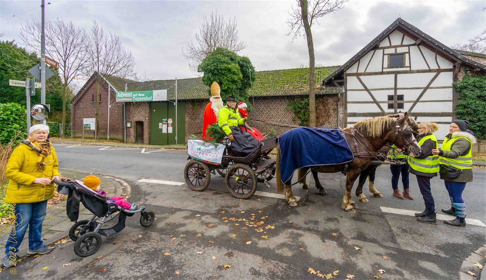 Der Nikolaus besucht in einer Kutsche die Kinder in Vorst; Foto: Klaus Stevens