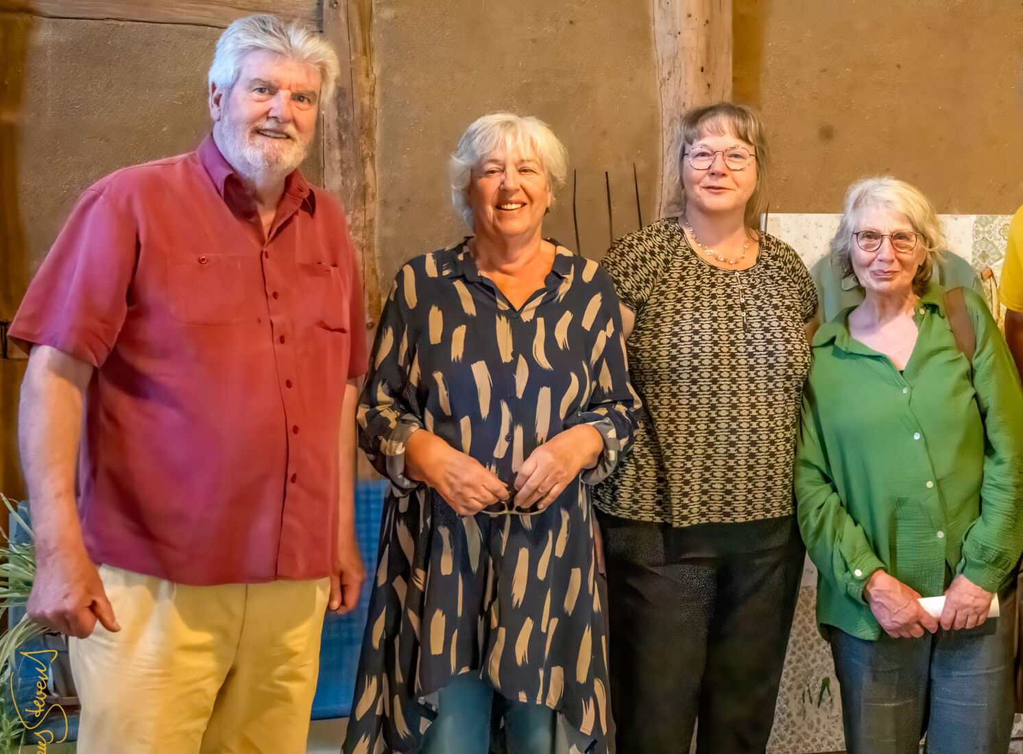 v.l.: Jürgen Rau (Geschäftsführer des Tuppenhofs), Dagmar Träger (Kulturausschuss-Vorsitzende), Dr. Britta Spies (Kuratorin), Margarete Schopen-Richter (Künstlerin und Autorin); Foto: (c) Klaus Stevens